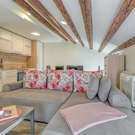 Nikola Apartment